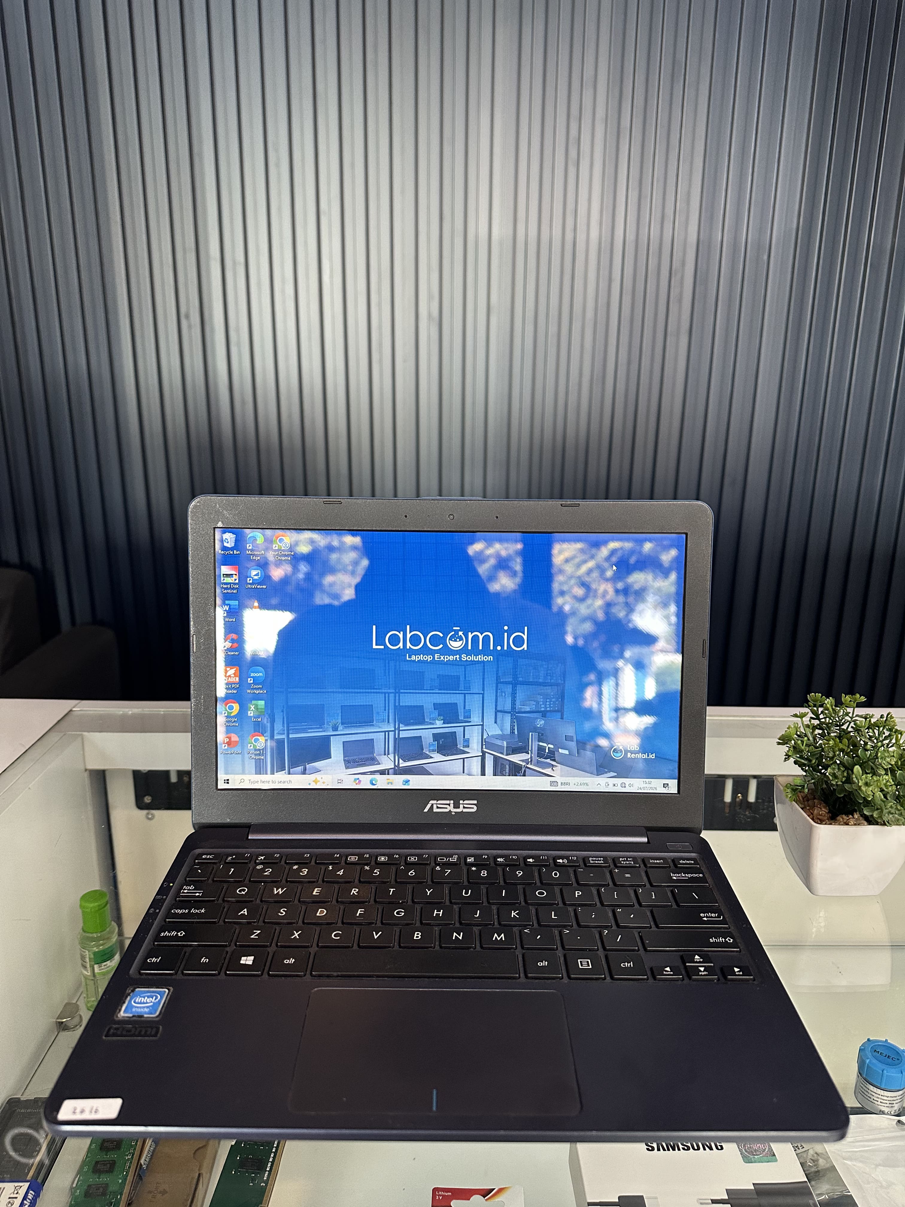 Asus E203M Prosesor Intel Celeron N4000 1.10hz RAM 2GB SSD 256GB HD 11,5" 